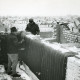ARH Slg. Bartling 2691, Neubau der Kreissparkasse an der Marktstraße, Maurerarbeiten im Obergeschoss bei winterlichem Wetter mit Blick auf die leicht verschneiten Dächer der benachbarten Häuser, Neustadt a. Rbge.
