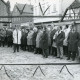 ARH Slg. Bartling 2693, Neubau der Kreissparkasse an der Marktstraße, Richtfest, die Gäste vor dem Bauzaun entlang der Marktstraße nebeneinander stehend und auf den Eingangsbereich schauend, Neustadt a. Rbge.