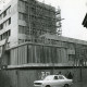 Stadtarchiv Neustadt a. Rbge., ARH Slg. Bartling 2696, Neubau der Kreissparkasse an der Marktstraße, Ansicht des im Bau befindlichen, teilweise eingerüsteten Turms von Norden, vor dem Bauzaun ein Opel Kadett PKW, Neustadt a. Rbge.