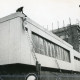 Stadtarchiv Neustadt a. Rbge., ARH Slg. Bartling 2697, Neubau der Kreissparkasse an der Marktstraße, Ansicht vom Entenfang samt dem im Bau befindlichen, eingerüsteten Turm von Südosten, rechts ein Baukran der Firma Rahlfs, Neustadt a. Rbge.