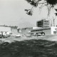 Stadtarchiv Neustadt a. Rbge., ARH Slg. Bartling 2698, Neubau der Kreissparkasse an der Marktstraße, Blick über den zukünftigen Parkplatz auf den im Rohbau fertigen Gebäudekomplex samt dem eingerüsteten Turm von Südwesten, rechts ein Baukran, Neustadt a. Rbge.
