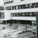 ARH Slg. Bartling 2699, Neubau der Kreissparkasse an der Marktstraße, Blick vom Giebel des Hauses Marktstraße 11a auf den in Arbeit befindlichen Eingangsbereich des fast fertigen Gebäudekomplexes, Neustadt a. Rbge.