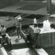 ARH Slg. Bartling 2701, Neubau der Kreissparkasse an der Marktstraße, Blick auf die Brunnenanlage mit spielenden Kindern vor dem in Arbeit befindlichen Eingangsbereich des Gebäudes, Neustadt a. Rbge.
