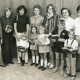 Stadtarchiv Neustadt a. Rbge., ARH Slg. Bartling 2728, Zahlreiche Kinder samt Müttern mit Buchpreis ("Worauf es ankommt") in der Hand, nebeneinander aufgestellt in der neuen Kreissparkasse, Neustadt a. Rbge.