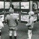 Stadtarchiv Neustadt a. Rbge., ARH Slg. Bartling 2729, Neubau der Kreissparkasse an der Marktstraße, Ausstellung von Kinderbildern auf Stellwänden im Schalterraum, Blick über den Rücken von vier Kindern, Neustadt a. Rbge.