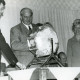 Stadtarchiv Neustadt a. Rbge., ARH Slg. Bartling 2755, Prämienspar-Verlosung, An der Lostrommel: Bürgermeister Hermann Frerking, Rodewald, daneben links: Rolf Hantelmann, rechts: Frau Krüger, Neustadt a. Rbge.