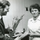 Stadtarchiv Neustadt a. Rbge., ARH Slg. Bartling 2787, Gratulation einer Gewinnerin im Prämiensparen, Überreichung eines Blumenstraußes durch den Werbeleiter der Sparkasse Rolf Hantelmann, Neustadt a. Rbge.