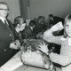 ARH Slg. Bartling 2809, Ziehung von Losen aus einer Trommel in der Volksbank durch ein Mädchen unter der Aufsicht von Rechtsanwalt Werner Wientzek, Neustadt a. Rbge.
