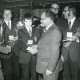 Stadtarchiv Neustadt a. Rbge., ARH Slg. Bartling 2827, Bankdirektor Heinz Schmitt (l.) bei der Überreichung von Pokal und Medaillen im Billard-Studio an der Leinstraße, Neustadt a. Rbge.