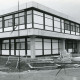 Stadtarchiv Neustadt a. Rbge., ARH Slg. Bartling 2875, Errichtung der Kooperativen Gesamtschule (KGS), Montage einer Außentreppe am fertigen Schulgebäude, Neustadt a. Rbge.
