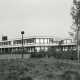 Stadtarchiv Neustadt a. Rbge., ARH Slg. Bartling 2876, Errichtung der Kooperativen Gesamtschule (KGS), Ansicht der Gebäudefront nach Fertigstellung der Gesamtanlage, Neustadt a. Rbge.