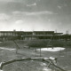 Stadtarchiv Neustadt a. Rbge., ARH Slg. Bartling 2877, Errichtung der Kooperativen Gesamtschule (KGS), Ansicht der Gebäudefront nach Fertigstellung der Gesamtanlage, Blick über den Spielplatz, Neustadt a. Rbge.