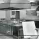 ARH Slg. Bartling 2881, Innenansicht der Kooperativen Gesamtschule (KGS), Mensa, Blick auf die blanke Kücheneinrichtung, rechts Schulleiter Herbert Stoepper mit einem Speiseplan in der Hand, Neustadt a. Rbge.
