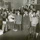 ARH Slg. Bartling 2893, Gruppenfoto einer Grundschulklasse der Goethe-Schule mit Lehrer N. N. (l.) und Bürgermeister Henry Hahn (r.), alle mit einem beleuchteten Stern in der erhobenen Hand, Neustadt a. Rbge.