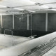 Stadtarchiv Neustadt a. Rbge., ARH Slg. Bartling 2904, Schulzentrum Süd, Bunsenstraße, Turnhalle, Blick von der Zuschauertribüne in die leere Halle, Neustadt a. Rbge.