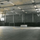 Stadtarchiv Neustadt a. Rbge., ARH Slg. Bartling 2905, Schulzentrum Süd, Bunsenstraße, Turnhalle, Blick von unten links diagonal durch die leere Halle (2 Ex.), Neustadt a. Rbge.