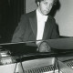 Stadtarchiv Neustadt a. Rbge., ARH Slg. Bartling 2925, Gymnasium an der Gaußstraße, Konzert mit dem Pianisten Michael Leuschner, Neustadt a. Rbge.