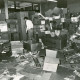 ARH Slg. Bartling 2936, Gymnasium an der Gaußstraße, Verwaltung, zwei Erwachsene im Papier-Chaos nach einem Abistreich, Neustadt a. Rbge.