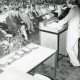 Stadtarchiv Neustadt a. Rbge., ARH Slg. Bartling 2952, Ehemaliges Lehrpersonal und ehem. Schüler*innen der Realschule Neustadt bei einer Wiedersehensfeier, Neustadt a. Rbge.