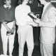 ARH Slg. Bartling 2953, Realschule Neustadt, Überreichung eines Buchgeschenks an zwei Schülerinnen durch den Rektor, im Hintergrund eine Tafel mit Notenbeschriftung, Neustadt a. Rbge.