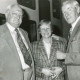 Stadtarchiv Neustadt a. Rbge., ARH Slg. Bartling 2955, Realschule Neustadt an der Lindenstraße (?), Verleihung einer Medaille an eine Lehrerin (?) durch Rektor Walter Klimsa (r.) im Beisein von Bürgermeister Henry Hahn (l.), Neustadt a. Rbge