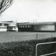 ARH Slg. Bartling 2969, Volksschule Am Goetheplatz, Blick über den neuen Bolzplatz auf die Turnhallen, Neustadt a. Rbge.