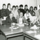 Stadtarchiv Neustadt a. Rbge., ARH Slg. Bartling 2988, Gruppenbild von Gästen (?) der Hans-Böckler-Schule, am Tisch sitzend, Neustadt a. Rbge.