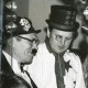Stadtarchiv Neustadt a. Rbge., ARH Slg. Bartling 3011, Sonderschule, Kostümfest, Rektor Ewalt Behrens als Uncle Sam (r.) und Hausmeister Blume, Doppelporträt, Neustadt a. Rbge.