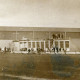 ARH Slg. Bartling 3015, Schule Am Ahnsförth, Gutachterbegehung des Daches nach einem Brand des Gebäudeteils neben der Sporthalle, Ansicht von vorn, Neustadt a. Rbge.