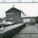 Stadtarchiv Neustadt a. Rbge., ARH Slg. Bartling 3019, Kreisberufsschule in der Goethestraße, Ansicht des Gebäudekomplexes mit Parkplatz (mit winterlichen Schneeresten), Neustadt a. Rbge.