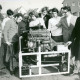 ARH Slg. Bartling 3033, Kreisberufsschule in der Goethestraße, Außenbereich, Vorführung eines Verbrennungsmotors vor jungen Besuchern, Neustadt a. Rbge.
