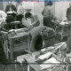 ARH Slg. Bartling 3034, Kreisberufsschule in der Goethestraße, Lehrwerkstatt der Tischler, Holzarbeiten mehrerer junger Männer und einer Frau an der Hobelbank, Neustadt a. Rbge.