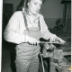 ARH Slg. Bartling 3038, Kreisberufsschule in der Goethestraße, Lehrwerkstatt, junge Frau mit Feile am Schraubstock stehend, Neustadt a. Rbge.