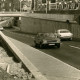 ARH Slg. Bartling 3097, Einweihung der Eisenbahn-Unterführung und des Zentralen Omnibusbahnhofs: Fahrt der ersten Fahrzeuge durch die Unterführung, Blick von Westen auf die Eisenbahnbrücke, Neustadt a. Rbge.
