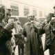 ARH Slg. Bartling 3104, Einweihung der Eisenbahn-Unterführung und des Zentralen Omnibusbahnhofs: Umtrunk einer Gruppe von fünf städtischen Angestellten vor einem D-Zug-Wagen am Bahnsteig, Neustadt a. Rbge.