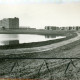 Stadtarchiv Neustadt a. Rbge., ARH Slg. Bartling 3136, Kreiskrankenhaus (später: KRH Klinikum Neustadt a. Rbge.), Lindenstraße 75, Neubau: Blick von Südosten über den Teich auf den gesamten Komplex zwischen Bettenhaus und Schwesternhäusern, Neustadt a. Rbge.
