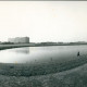 Stadtarchiv Neustadt a. Rbge., ARH Slg. Bartling 3141, Kreiskrankenhaus (später: KRH Klinikum Neustadt a. Rbge.), Lindenstraße 75, Neubau: Blick vom südöstlichen Ufer über den gesamten Teich auf das Bettenhaus und die Schwesternhäuser, Neustadt a. Rbge.