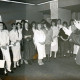 Stadtarchiv Neustadt a. Rbge., ARH Slg. Bartling 3152, Kreiskrankenhaus (später: KRH Klinikum Neustadt a. Rbge.), Lindenstraße 75: Gruppenfoto mit Schwesternschülerinnen (?), Neustadt a. Rbge.
