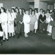 ARH Slg. Bartling 3153, Kreiskrankenhaus (später: KRH Klinikum Neustadt a. Rbge.), Lindenstraße 75: Gruppenfoto mit Krankenpflegerschülern und Schwesternschülerinnen (?), Neustadt a. Rbge.
