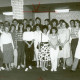 Stadtarchiv Neustadt a. Rbge., ARH Slg. Bartling 3154, Kreiskrankenhaus (später: KRH Klinikum Neustadt a. Rbge.), Lindenstraße 75: Gruppenfoto mit Krankenpflegerschülern und Schwesternschülerinnen (?), Neustadt a. Rbge.