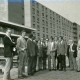 ARH Slg. Bartling 3159, Kreiskrankenhaus (später: KRH Klinikum Neustadt a. Rbge.), Lindenstraße 75, Neubau: Besuch von Mitarbeitern der Kreisverwaltung, Gruppenfoto vor der Fassade der Rückseite des Bettenhauses, Neustadt a. Rbge.