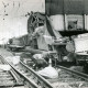 Stadtarchiv Neustadt a. Rbge., ARH Slg. Bartling 3188, Entgleisung eines Güterzugs im Bereich des Bahnhof Wunstorf, Versuch zur Behebung des Schadens durch zwei Arbeiter, Blick am Zug entlang, Wunstorf