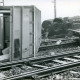 ARH Slg. Bartling 3189, Entgleisung eines Güterzugs im Bereich des Bahnhof Wunstorf, Blick auf einen quer zu den Gleisen liegenden Container und auf zwei umgestürzte LKW-Achsen, im Hintergrund das Gebäude der Firma Nolte, Wunstorf