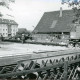 ARH Slg. Bartling 3210, Bahnübergang Landwehr / Marktstraße, Lagerung des angelieferten schweren Geräts (Bagger und Ramme) für den Bau der Unterführung vor dem Altbau neben dem Hotel Scheve, Neustadt a. Rbge.