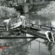 Stadtarchiv Neustadt a. Rbge., ARH Slg. Bartling 3249, Zusammenbau eines schwimmenden Bootsanlegers am Ufer der Kleinen Leine nahe der Schleuse, Neustadt a. Rbge.