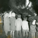 ARH Slg. Bartling 3267, Bereitschaftsdienst beim Osterfeuer, im Vordergrund mehrere Kinder, rechts: Ortsbrandmeister Horst Liem, Neustadt a. Rbge.