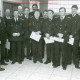 Stadtarchiv Neustadt a. Rbge., ARH Slg. Bartling 3311, Überreichung von Ehrenurkunden an mehrere Ortsbrandmeister durch den Städtischen Direktor Klaus Kortmann, Gruppenbild, Neustadt a. Rbge.