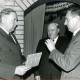 Stadtarchiv Neustadt a. Rbge., ARH Slg. Bartling 3336, Verabschiedung von Polizei-Hauptkommissar Block (l.) und Überreichung eines Geschenks durch Landrat Friedrich Meyer und Oberkreisdirektor Hans Meier, Neustadt a. Rbge.