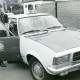 Stadtarchiv Neustadt a. Rbge., ARH Slg. Bartling 3362, Dienstfahrzeug der Neustädter Polizei, Polizeimeister Diekmann stehend und telefonierend vor der geöffneten Beifahrertür des neuen Opel-Rekord (Kennzeichen: H-3885), Neustadt a. Rbge.