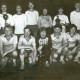 ARH Slg. Bartling 3378, Gruppenbild zweier Handballteams von Polizisten in Sportkleidung mit Pokalen, Neustadt a. Rbge.